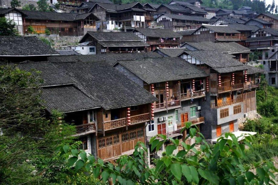 云南镇雄山体滑坡救援持续进行,现场不间断监测,防范次生灾害